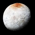Аппарат Новые Горизонты сделал снимок Харона в 2015 году, отобразив кратеры и темную северную полярную территорию