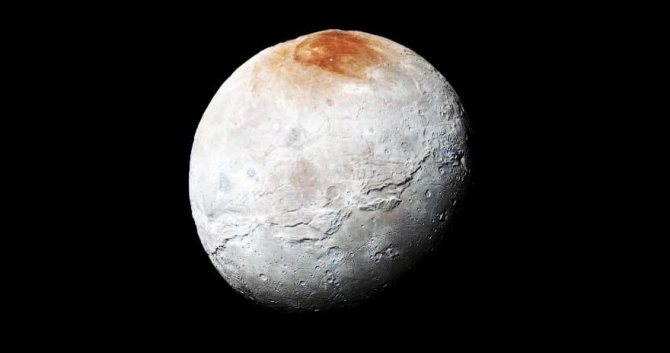 Аппарат Новые Горизонты сделал снимок Харона в 2020 году, отобразив кратеры и темную северную полярную территорию