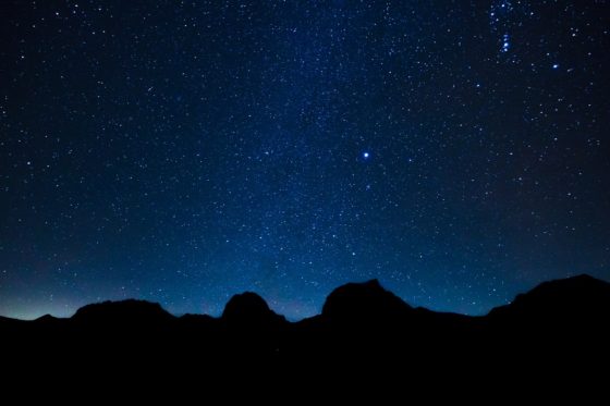 Почему звезды светятся ночью, а днём их не видно?