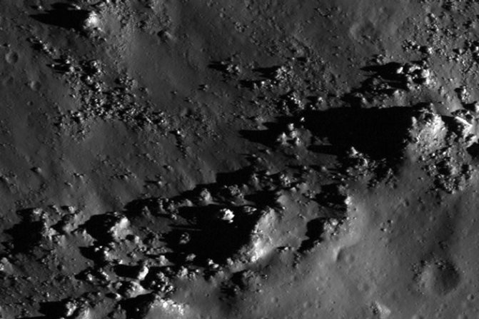 Рис. 4. Скальная породы на южном склоне кратера Коперника