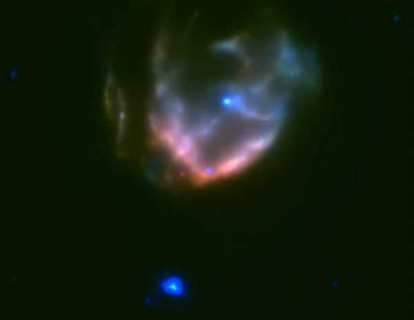 Сверхновая и магнетар 3XMM J185246.6 003317 (большая синяя точка под ней)