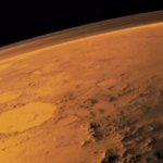 Тонкая марсианская атмосфера и пыльная красная поверхность, отображенные орбитальным проходом Викинг-1 в 1976 году