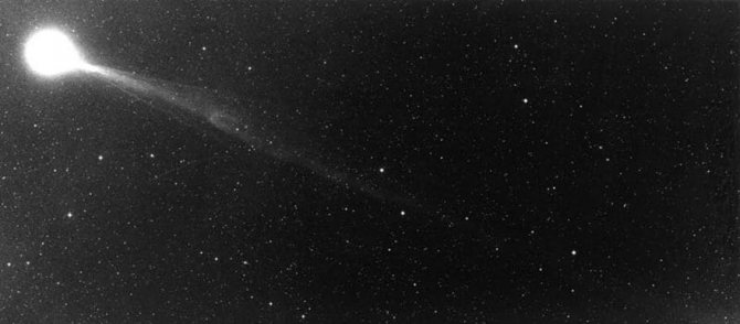 13 декабря 1985 года Элеанора Хелин из ЛРД использовала 48-дюймовый телескоп Шмидта Паломарской Обсерватории и запечатлела детали хвоста кометы Галлея.