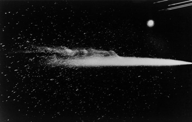 13 мая 1910 года снимок кометы добыли на широкоугольную камеру обсерватории Лоуэлла. Возле комы заметна линия – метеорный след. Линии внизу справа – огни города Флагстафф, а яркое пятно над ним – Венера.