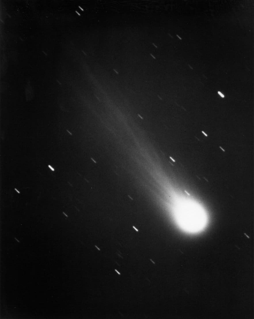 13 января 1986 года Джеймс Янг зафиксировал комету Галлея из Обсерватории Столовой Горы с помощью 24-дюймового отражательного телескопа. Созданные в экспозиции полосы – звезды на территории Водолея. На снимке выделяется кома и вытянувшийся на 725000 км заряженный ионный хвост.