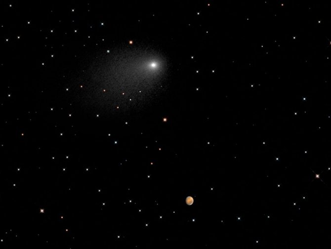 19 октября 2014 года сделали снимки обоих объектов. Комета прошла всего лишь в 140000 км от красной планеты (треть дистанции Земля-Луна). Тогда они были почти в 250 миллионах километров от нашей планеты. Это наиболее близкий проход Сайдинг-Спринг из когда-либо наблюдаемых!