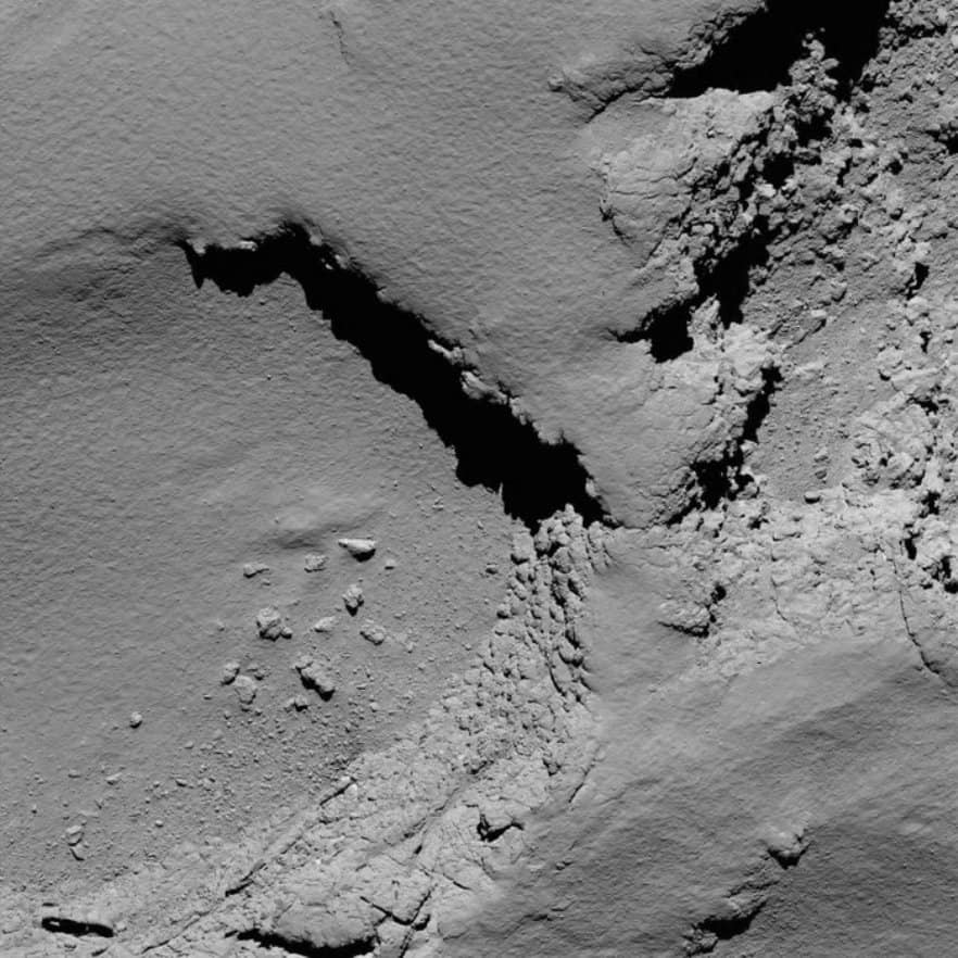 30 сентября на отдаленности в 5.5 км сенсорной камере OSIRIS миссии Розетта удалось запечатлеть комету 67Р (04:18 утра по восточному времени). В обзор попало 225 м, а разрешение – 11 см на пиксель.
