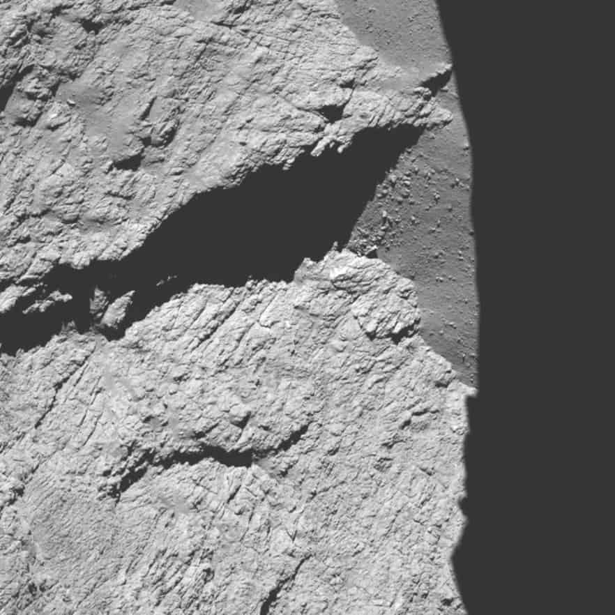 30 сентября сенсорная камера OSIRIS миссии Розетта получила обзор кометы 67Р/Чурюмова-Герасименко на отдаленности в 7.3 км. Поле зрения охватывает 450 м, а разрешение – 22 см на пиксель.