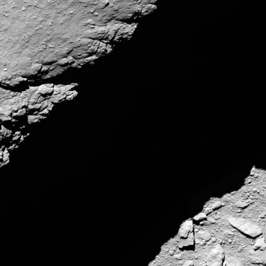 30 сентября сенсорная камера OSIRIS на аппарате Розетта расположилась в 1.2 км от кометы и запечатлела ее поверхность в 06:14 по восточному времени. В поле зрения попало 33 м, а разрешение охватывает 2.3 см на пиксель.