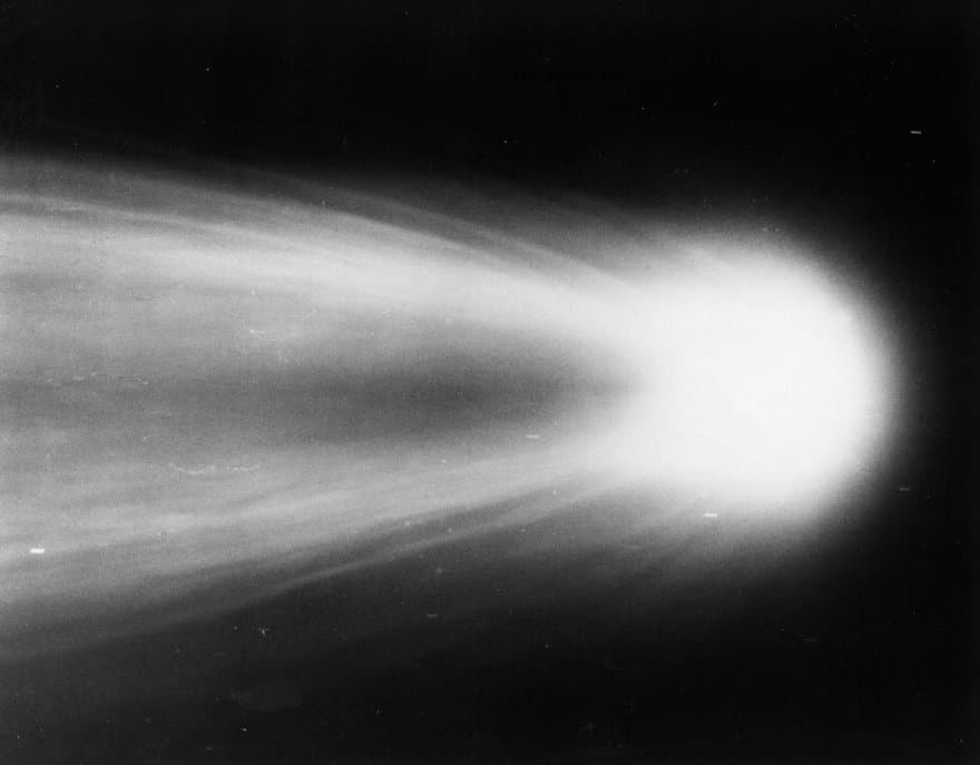 8 мая 1910 года Г. В. Ричи из Обсерватории Маунт-Вильсон использовал 1.5-метровый телескоп, чтобы зафиксировать один из последних прилетов кометы. Здесь видны голова и начало длинного хвоста. Короткие линии – фоновые звезды.