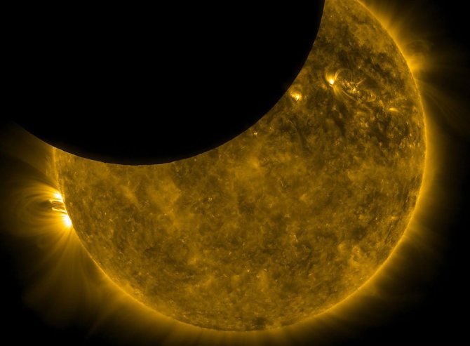 Диаметр Луны обладает удивительно правильным размером, позволяющим полностью закрывать Солнце