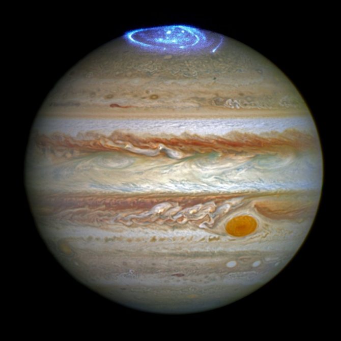 Это изображение сочетает в себе снимок, взятый из космического телескопа Хаббл в оптическом режиме (весна 2014 года), и наблюдение сияния в ультрафиолетовом (2016).