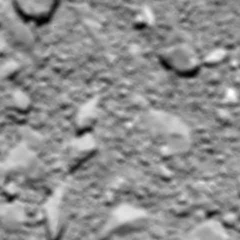 Финальный снимок кометы добыли с высоты в 20 м широкоугольной камерой OSIRIS перед посадкой. Размытый кадр охватывает 2.4 м территории в ширину, а разрешение достигает 5 мм на пиксель.