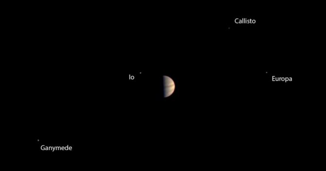 Фото, сделанное находящейся на борту камерой JunoCam с расстояния в 5,3 миллиона километров.