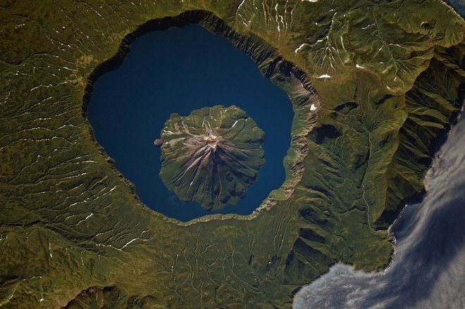 Фото вулкана Креницына, сделанное Сергеем Рязанским из космоса