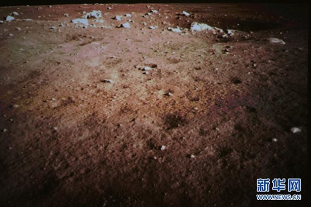Китайцы сфотографировали поверхность Луны и без «зайца» — она коричневая.