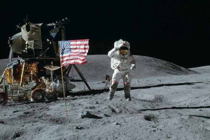 Космическая гонка СССР против США - фото американского астронавта на луне - American Butler