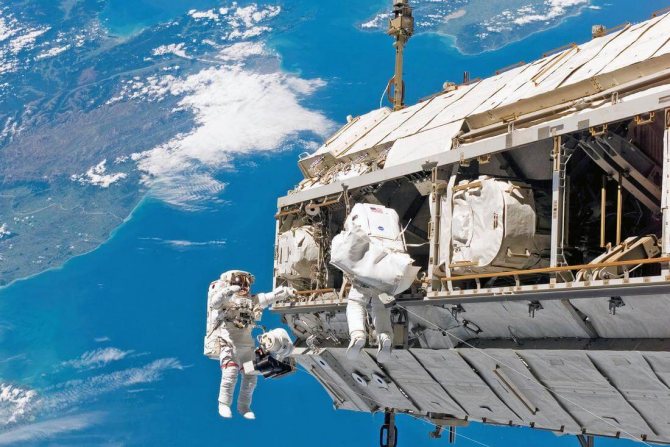 Космическая программа США - фото астронавтов на орбите Земли - American Butler
