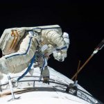 Космонавт Мисуркин в открытом космосе