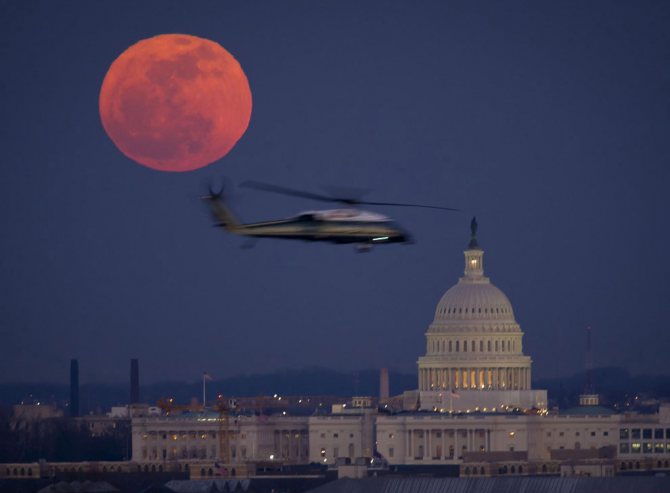 Луна и Капитолий США