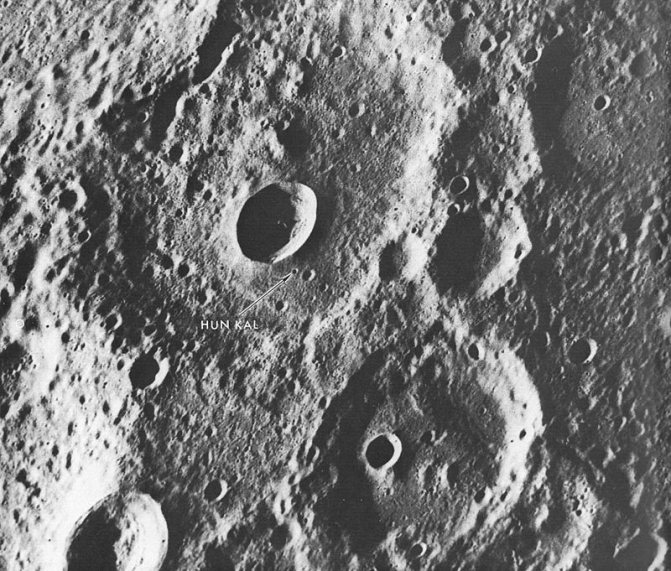 Маленький кратер Хун Каль (указан стрелкой), служащий точкой привязки системы долгот Меркурия. Фото АМС «Маринер-10»