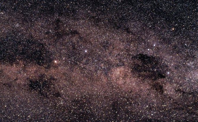 На широкоугольном снимке, добытом Клаусом Мэдсеном на камеру Hasselblad 2000 FC, заметен Южный Крест. В кадр попала и Альфа Центавра – яркая желтая звезда (левее центра) и один из указателей на вершине астеризма