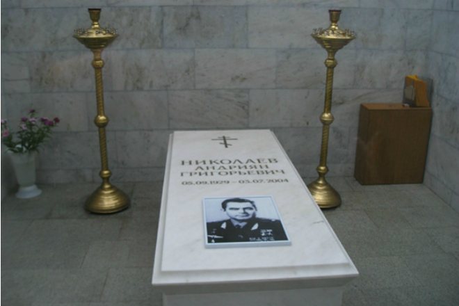 Надгробие в часовне на могиле Андрияна Николаева