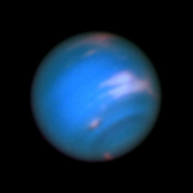 Новое фото, запечатленное телескопом Хаббл, доказывает присутствие темного вихря в атмосфере Нептуна. Полный видимый свет слева показывает, что темная особенность располагается вблизи и ниже ярких облаков в южном полушарии планеты. Эти пятнышки растягиваются на 4800 км. Другие облака на большой высоте можно рассмотреть в экваториальной области и полярных регионах.
