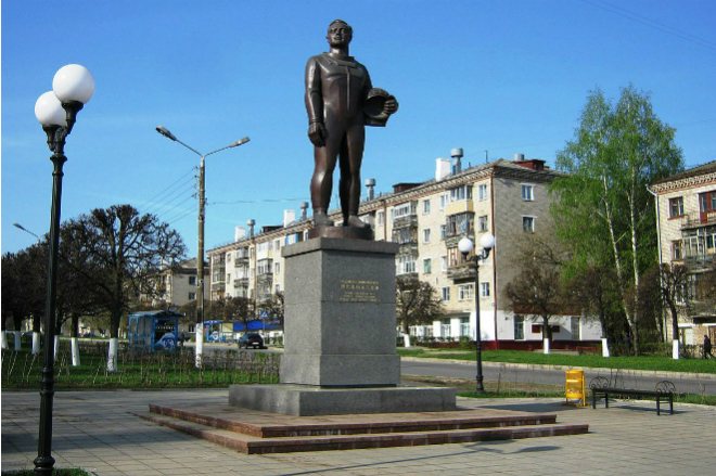 Памятник Андрияну Николаеву в Чебоксарах