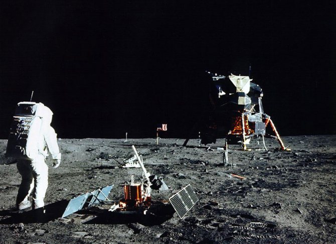 Пилот лунного модуля Эдвин Базз Олдрин устанавливает оборудование на поверхности Луны