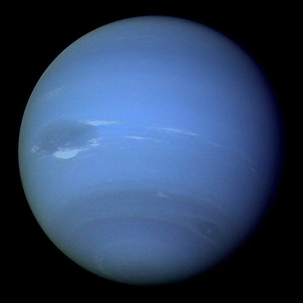 Планета Нептун, открытая 23 сентября 1846 года благодаря двум теоретикам — Урбену Леверье и Джону Адамсу и двум наблюдателям — Иоганну Галле и Генриху д’Арре. Фото NASA. 1989 год с сайта solarsystem.nasa.gov