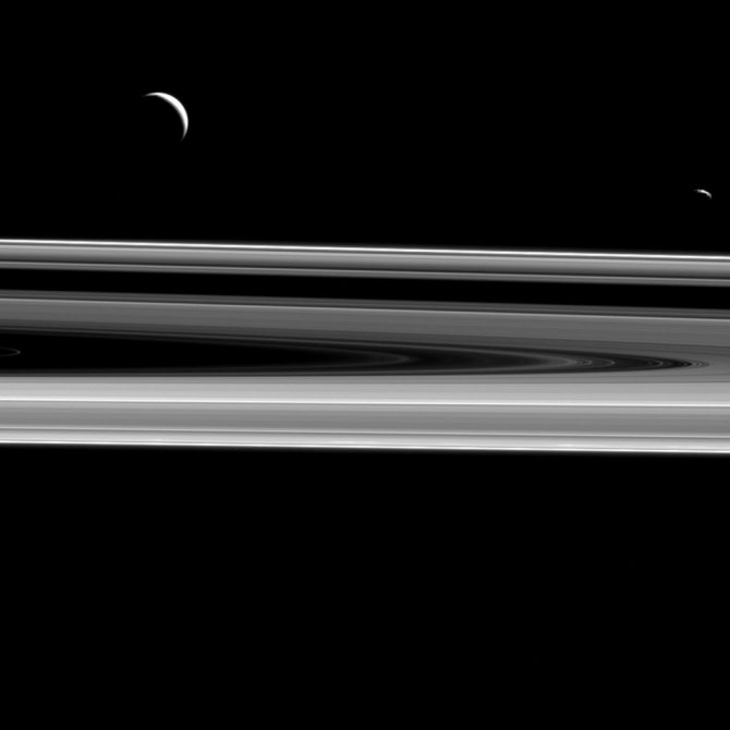 При съемке, если вы направляете камеру против Солнца, большинство объектов кажутся затемненными. А вот некоторые кольца Сатурна, наоборот, словно начинают светиться. Этот эффект называют «рассеиванием в первоначальном направлении». Над ними разместились два спутника – Энцелад (313 миль или 504 км в ширину) и Янус (111 миль или 179 км).