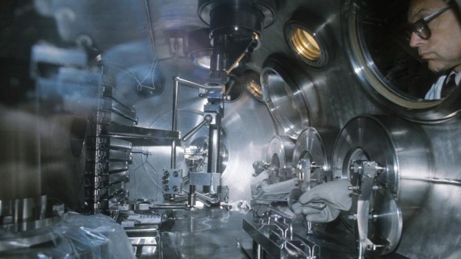 Приемная лаборатория АН СССР. Исследование в вакуумной камере лунного грунта, доставленного межпланетной автоматической станцией «Луна-24», 1976 год