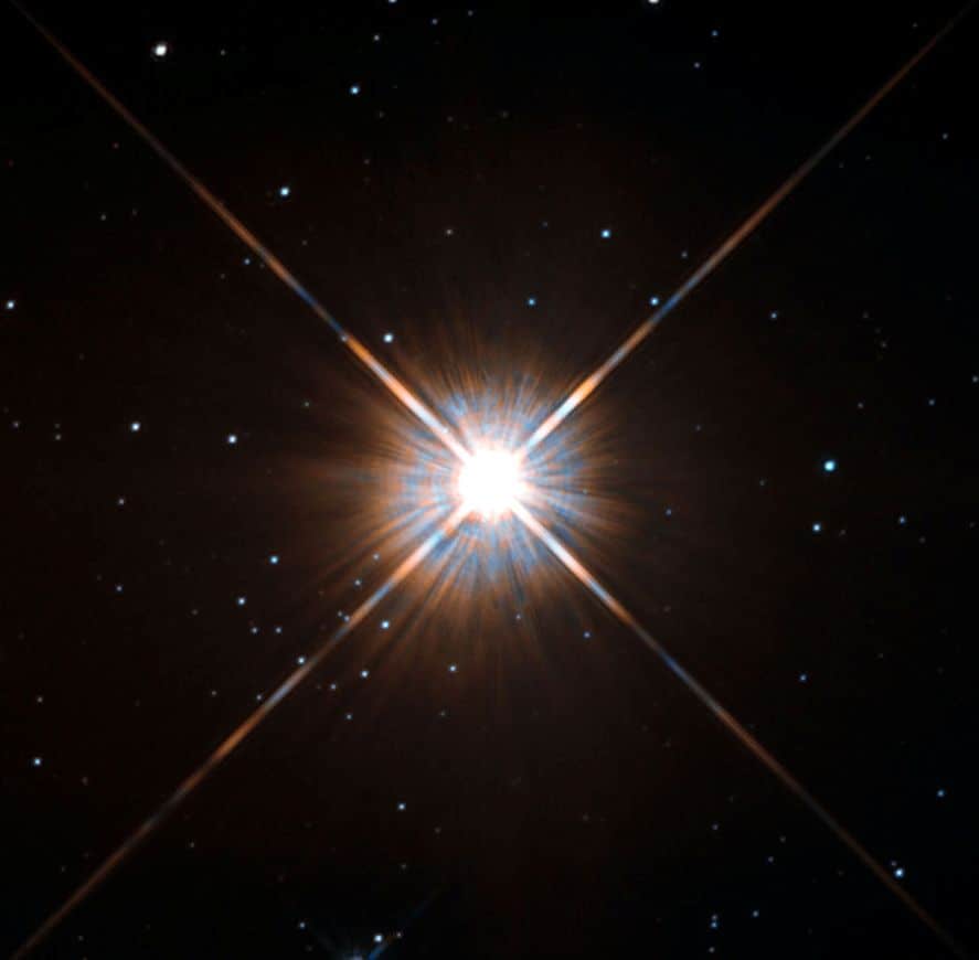 Проксима Центавра находится на территории созвездия Центавра. В обзоре телескопом Хаббл кажется яркой, но ее нельзя найти без использования инструментов. Средняя светимость крайне низкая и она намного меньше (достигает 1/8 солнечной массы). Но яркость растет. Проксима относится к разновидностям вспыхивающих звезд, а значит процессы конвекции приводят к случайным переменам яркости