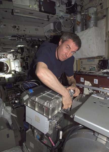Сергей Крикалёв работает на МКС. Май 2005 года.