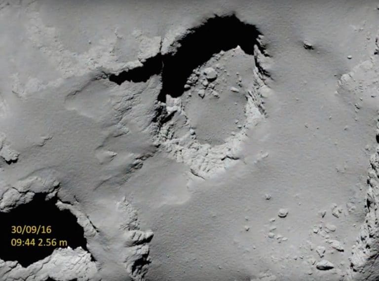 Широкоугольная камера OSIRIS успела зафиксировать углубление Дайр-эль-Медины на комете за 55 минут до посадки.