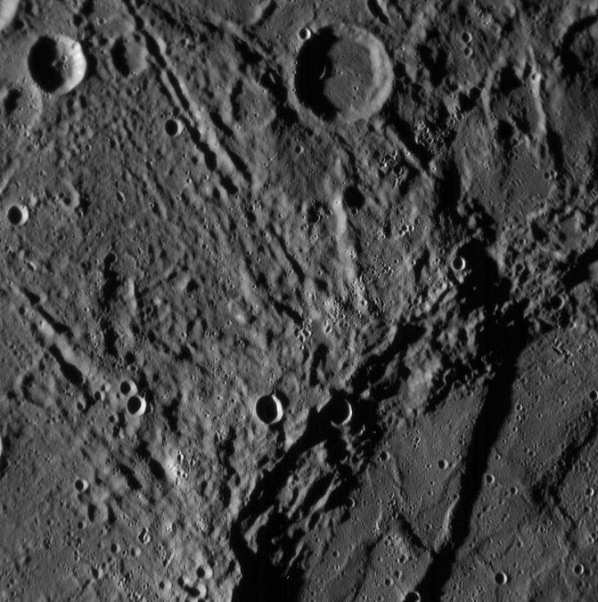 Снимок участка поверхности Меркурия, полученный АМС «Мессенджер». В правом нижнем углу — часть кратера Sveinsdóttir с темнеющим в нём уступом Бигль