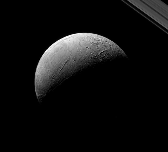 Спутник демонстрирует заметное отличие в возрасте поверхности. Новая (слева) еще не успела накопить кратеры. Но так как материал статичен, то подвергается воздействиям, наращивая шрамы (области кратеров сверху и справа). Эта информация помогает ученым определять возраст твердых планет и спутников. Снимок сделан аппаратом Кассини 18 августа 2020 года.