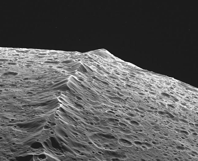 Спутник Сатурна Япет поверхность