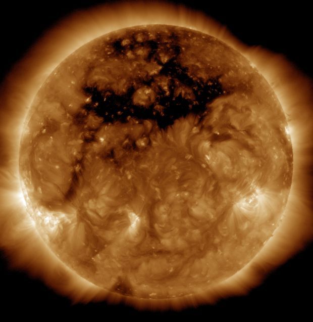 Ученые нашли объяснение, почему кора Солнца более горячая, чем его поверхность / NASA/SDO