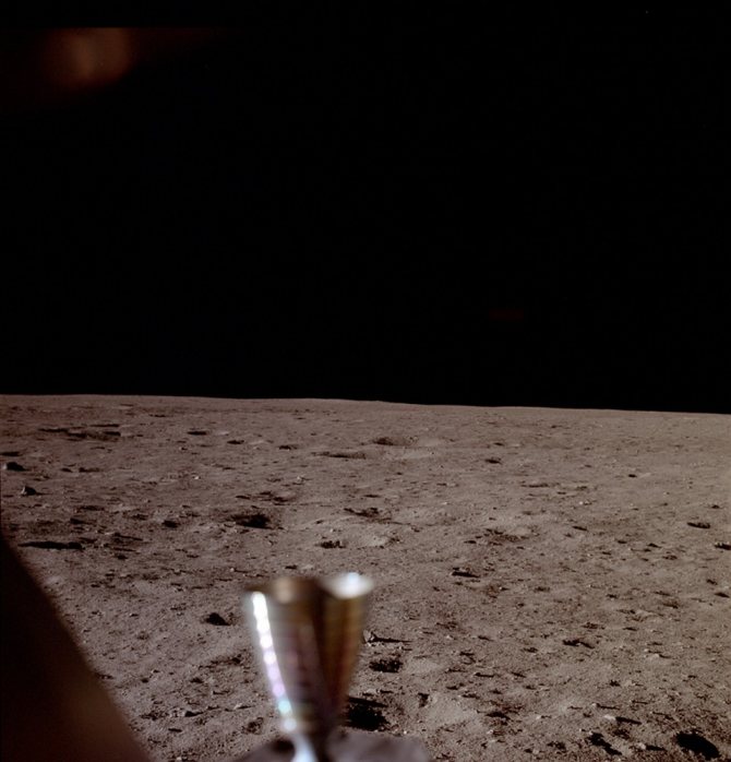 В NASA уверяют, что это первый снимок, сделанный сразу после прилунения. Снимал Армстронг из окна посадочного модуля. В каталоге NASA этот исторический снимок значится под номером AS11-37-5449.