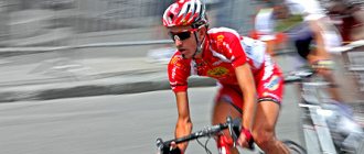 Велосипедисты испытывают центростремительное ускорение на поворотах. Тур де Бос 2010, город Квебек (Канада).