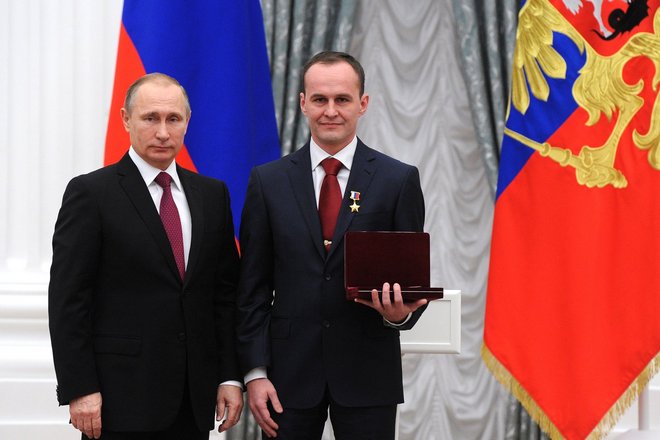 Владимир Путин вручает Сергею Рязанскому звание Героя Российской Федерации