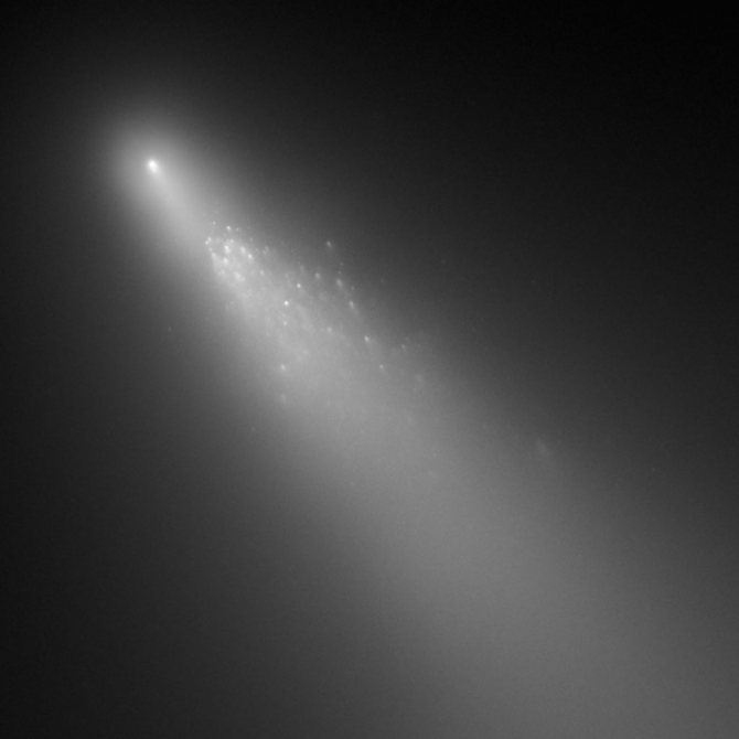 Второе изображение, полученное из наблюдения Хаббла, показывает распад кометы.