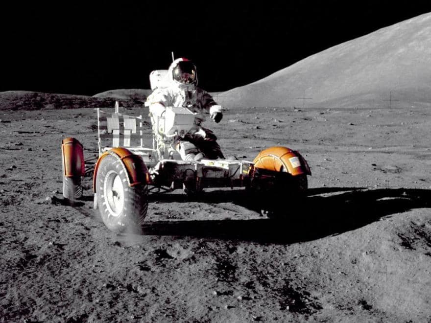 Юджин Сернан из Аполлона-17 проверяет лунный ровер на посадочной площадке в декабре 1972 года. Это транспортное средство, расширяющее исследовательские возможности экипажа в условиях низкой гравитации